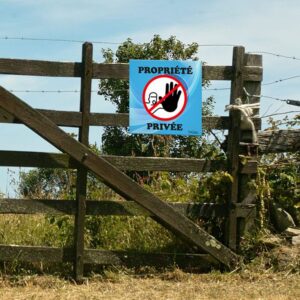 panneau accès interdit propriété privée